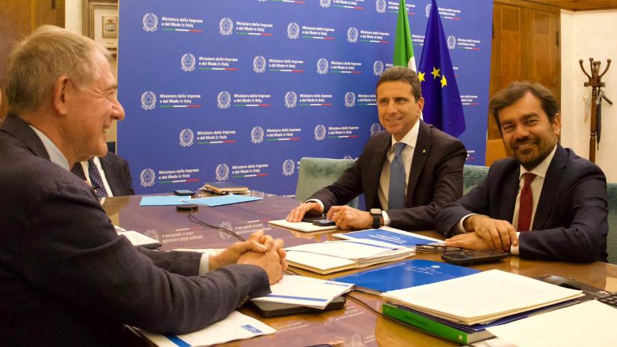 Adolfo Urso (di profilo), a destra Matteo Gelmetti e Giovanni Bozzetti