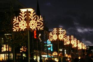 Umfrage: Verbrauchende wollen beim Weihnachtsshopping sparen