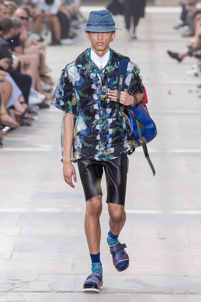 El hombre enseña las piernas en la Semana de la Moda parisina