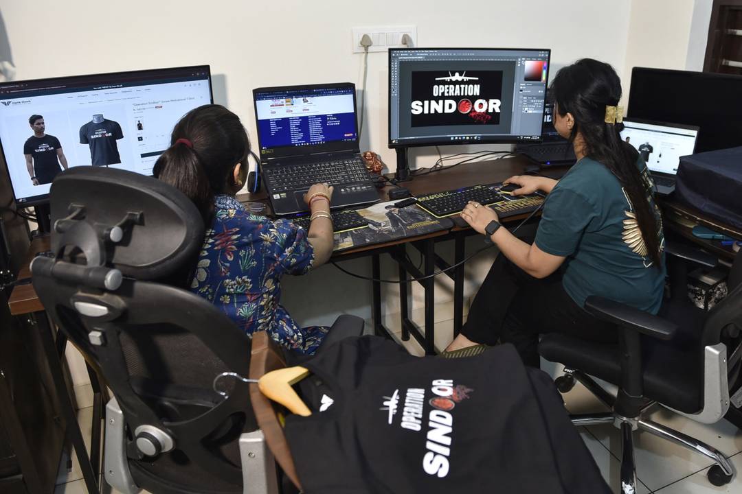Werknemers van een winkel in Ludhiana werken aan het ontwerpen van T-shirts met het opschrift “OPERATION SINDOOR”.