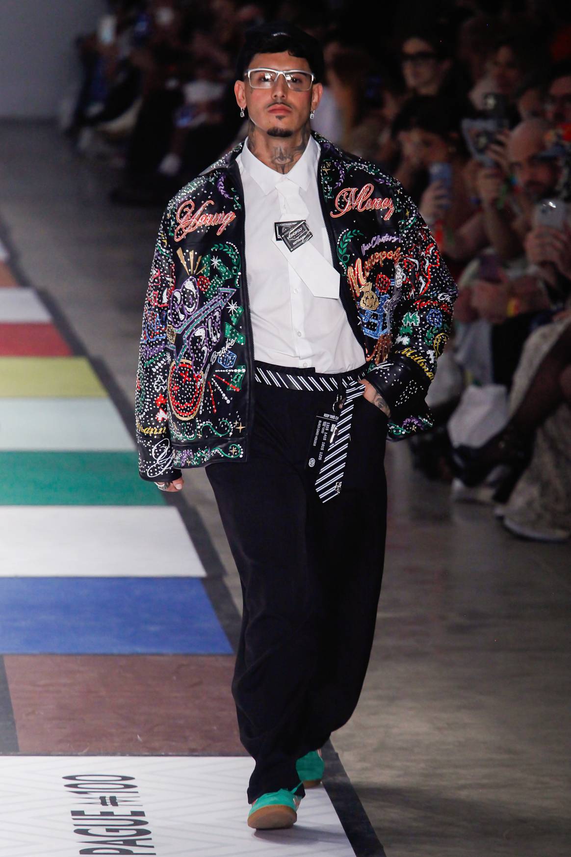 Chaqueta con colores exuberantes en el bordado. La corbata va del cuello a la cintura, en Dario Mittmann