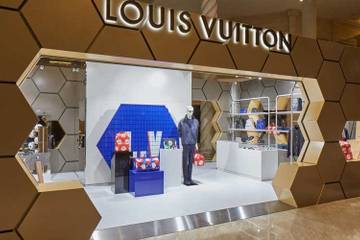 Louis Vuitton lowers retail prices in China