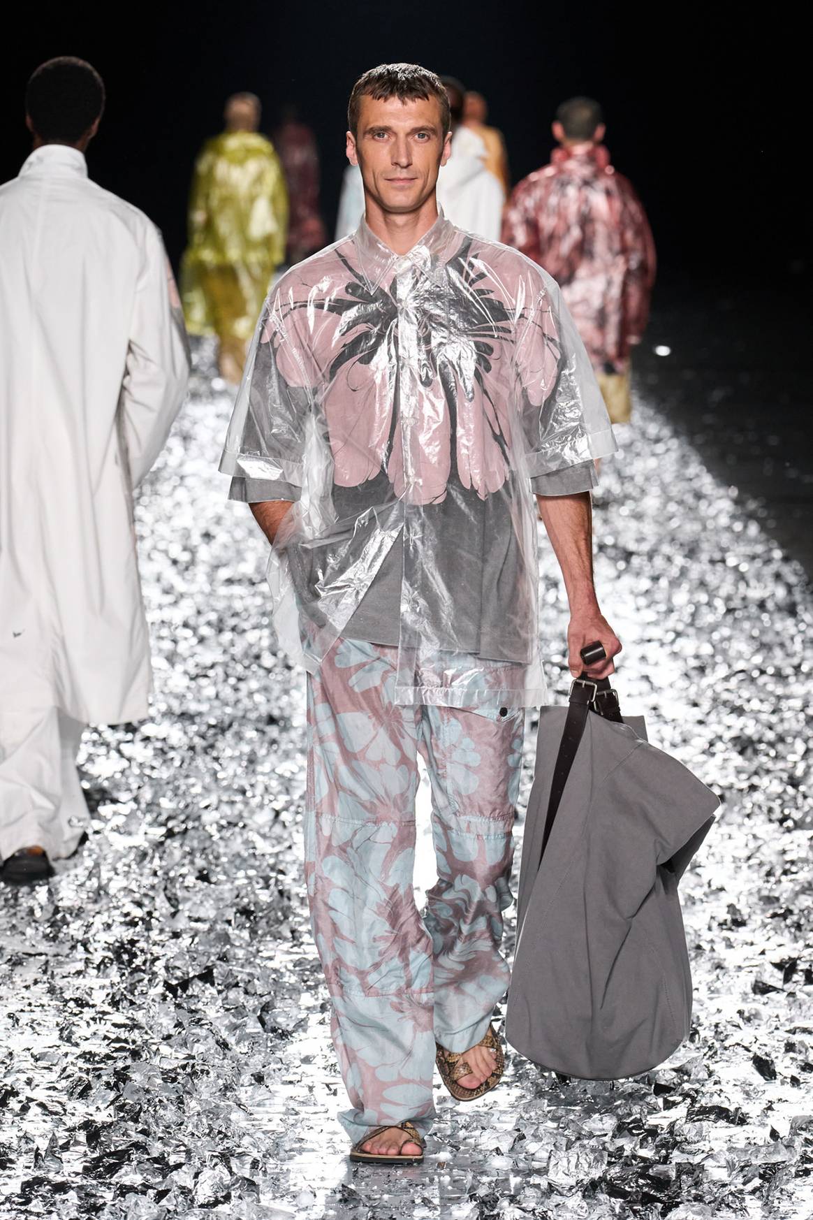 Dries Van Noten, colección moda-hombre para la temporada Primavera/Verano 2025.