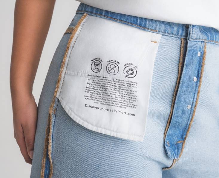 „Rewear, repair, recycle”-Etikett von Primarks erster zirkulärer Kollektion. Bild: Primark