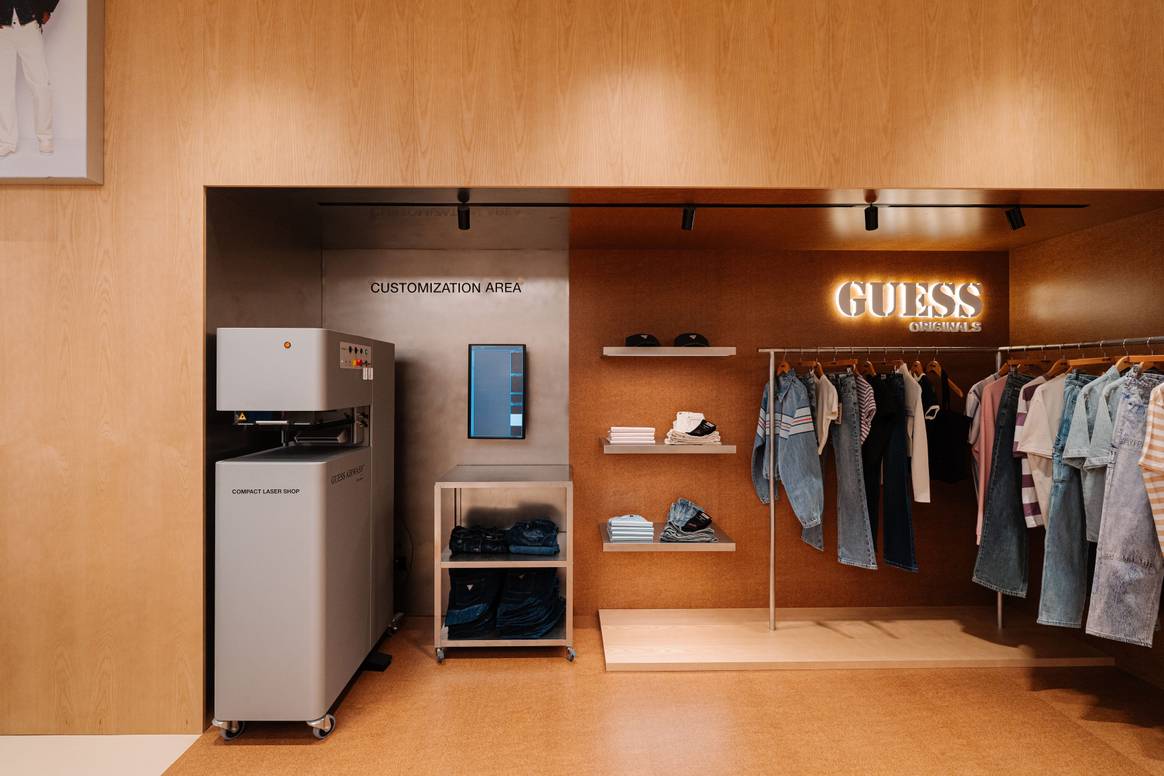 Guess Jeans Store in Amsterdam mit 'Customization Area'