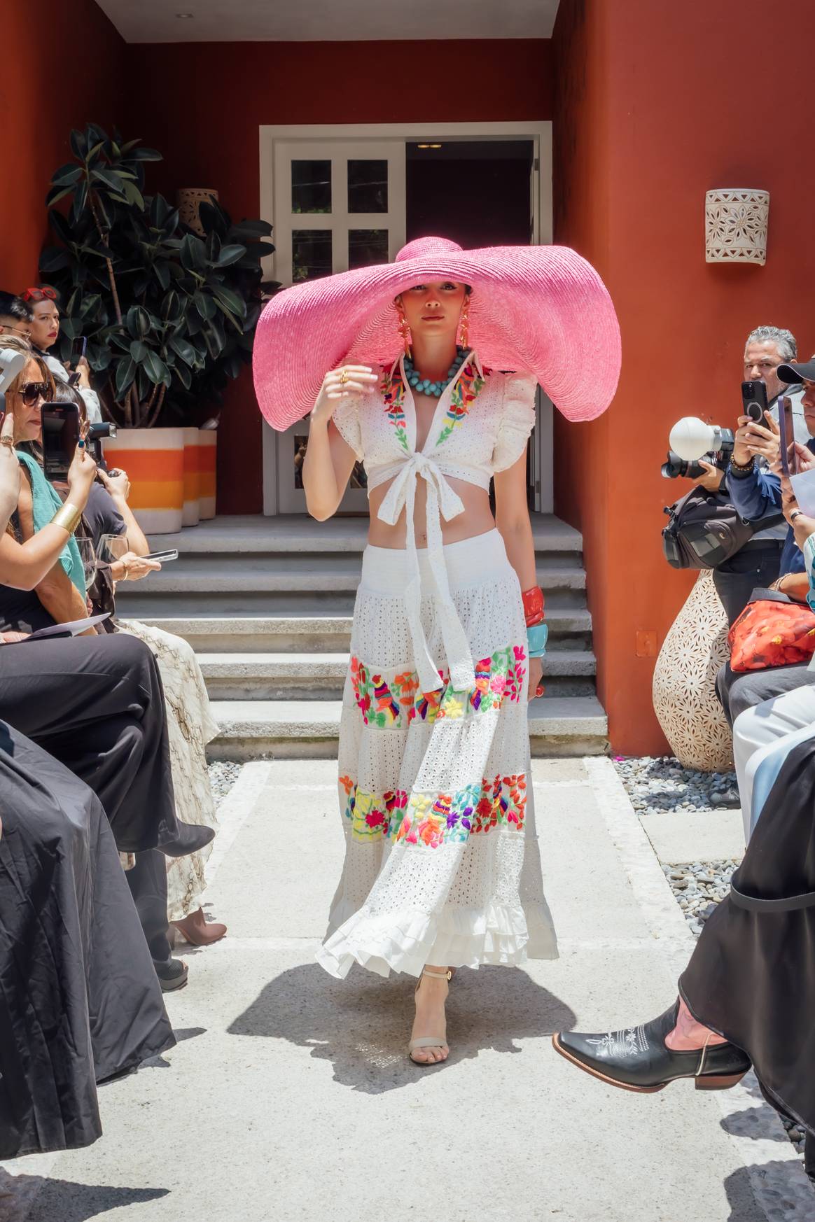 La alegre colección celebra los atuendos para disfrutar del sol y la naturaleza.