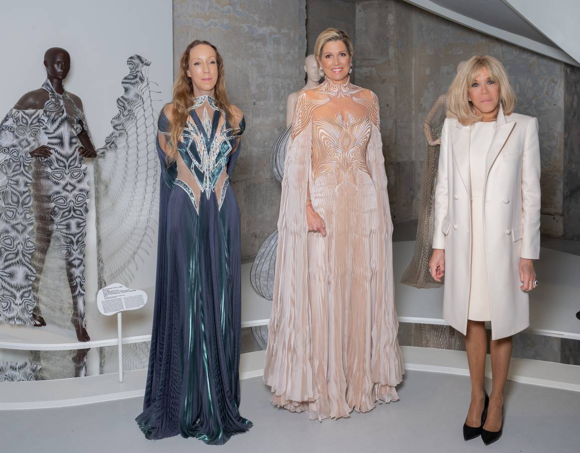 Iris van Herpen, la Reina Maxima de Países Bajos, llevando una de sus creaciones, y Brigitte Macron en el Musée des Arts Décoratifs de París