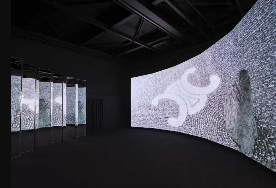 Cinq maisons du groupe LVMH : Louis Vuitton, Dior, Celine, Chaumet et Moët Hennessy sont présentes dans le Pavillon France.