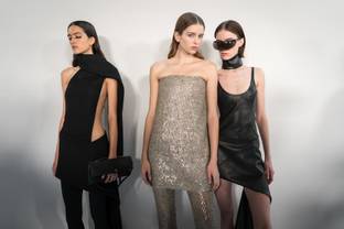 Asimetría y confetis en el desfile de Courrèges en la Semana de la Moda