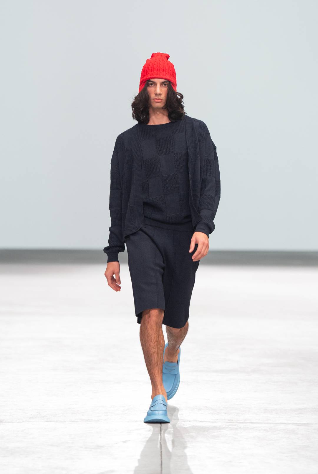 El accesorio predominante que acompañó las propuestas fue el uso de gorros tejidos en distintos colores.