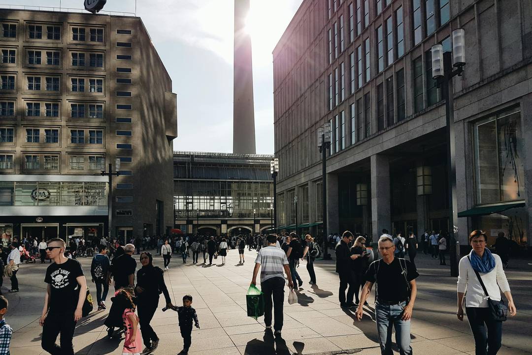 Passant:innen auf einer Berliner Einkaufsstraße