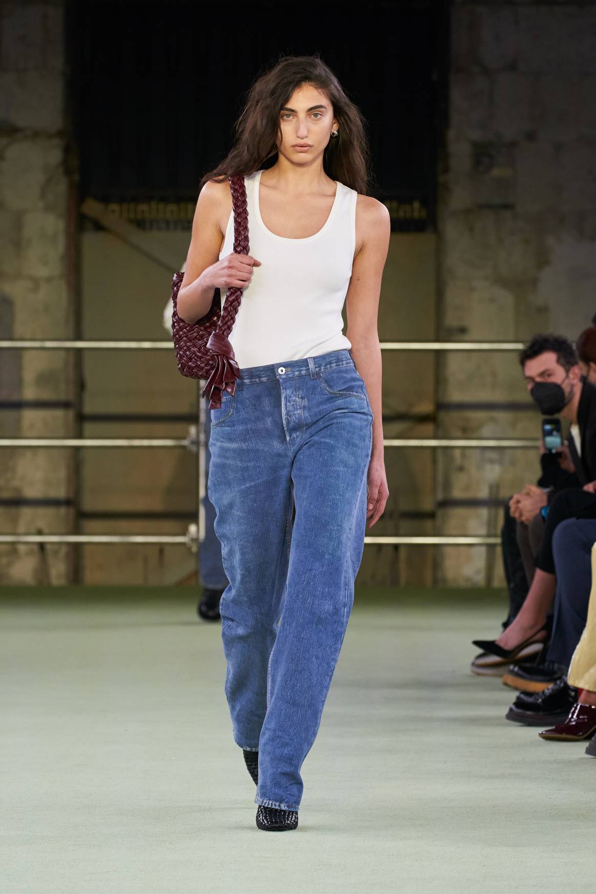 Eröffnungslook der FW22 Kollektion. Bilder: Bottega Veneta