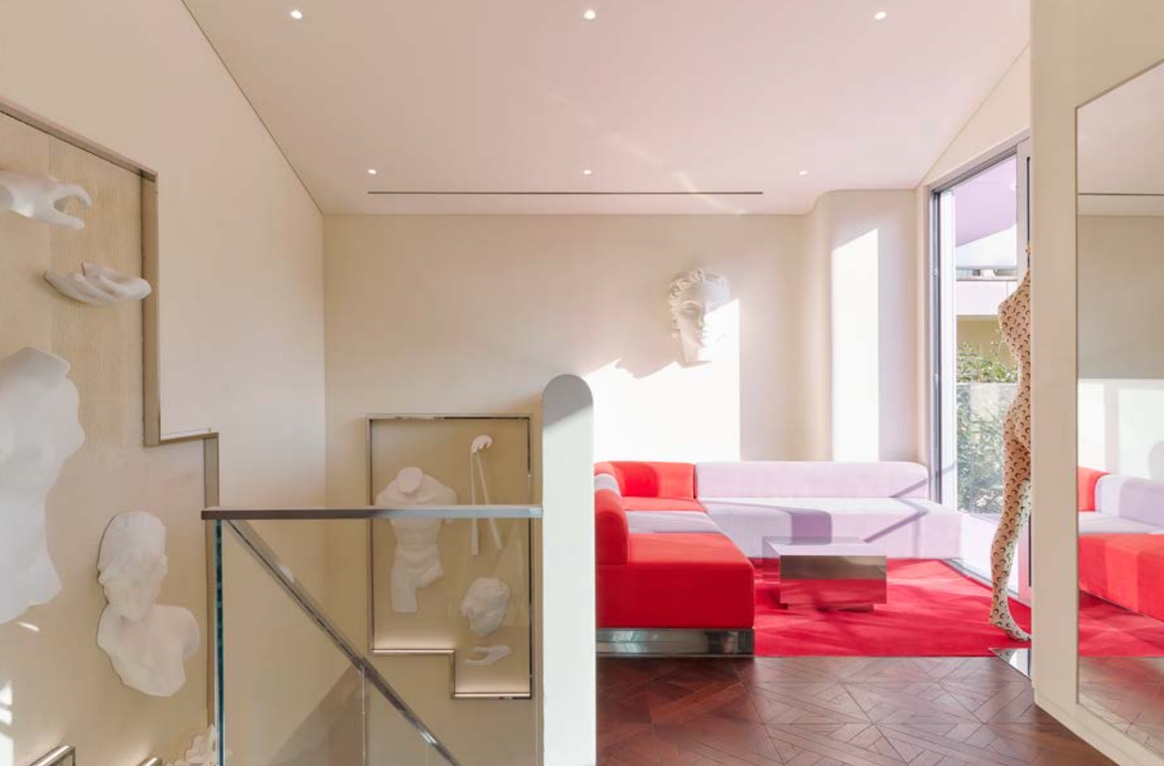 Der erste Stock lädt mit Samtsofa zum Verweilen ein.