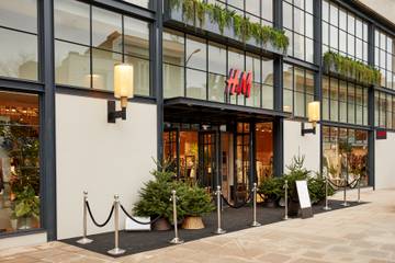 H&M: sale l'utile operativo nel trimestre, aumenta l'utilizzo di materiali riciclati