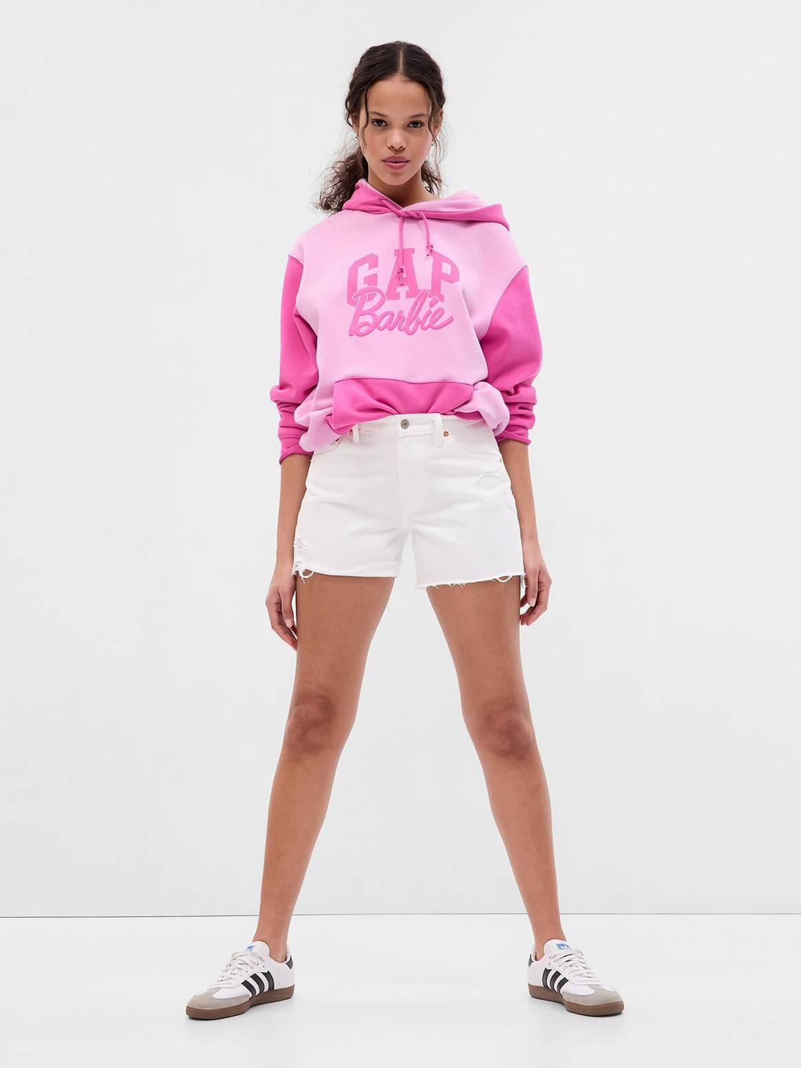 Diseño de la colección Gap x Barbie, desarrollada como parte de la asociación entre Gap y Mattel anunciada en abril de 2023.