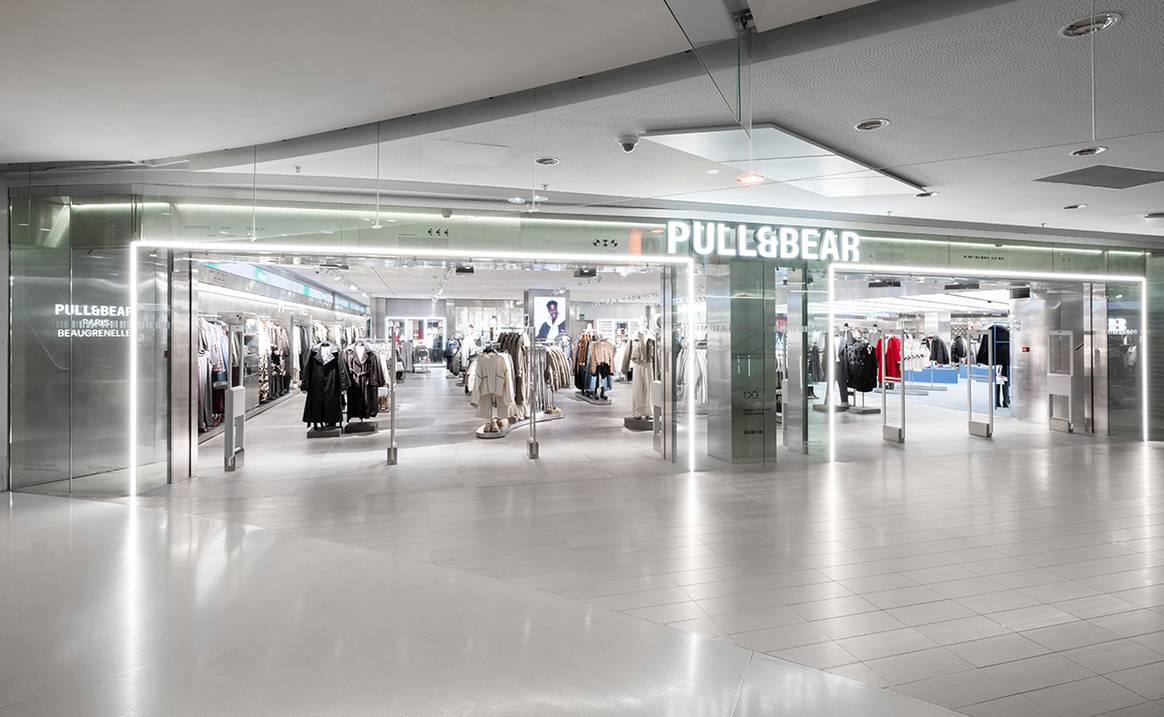 Tienda de Pull&Bear en el centro comercial Beaugrenelle de París (Francia).