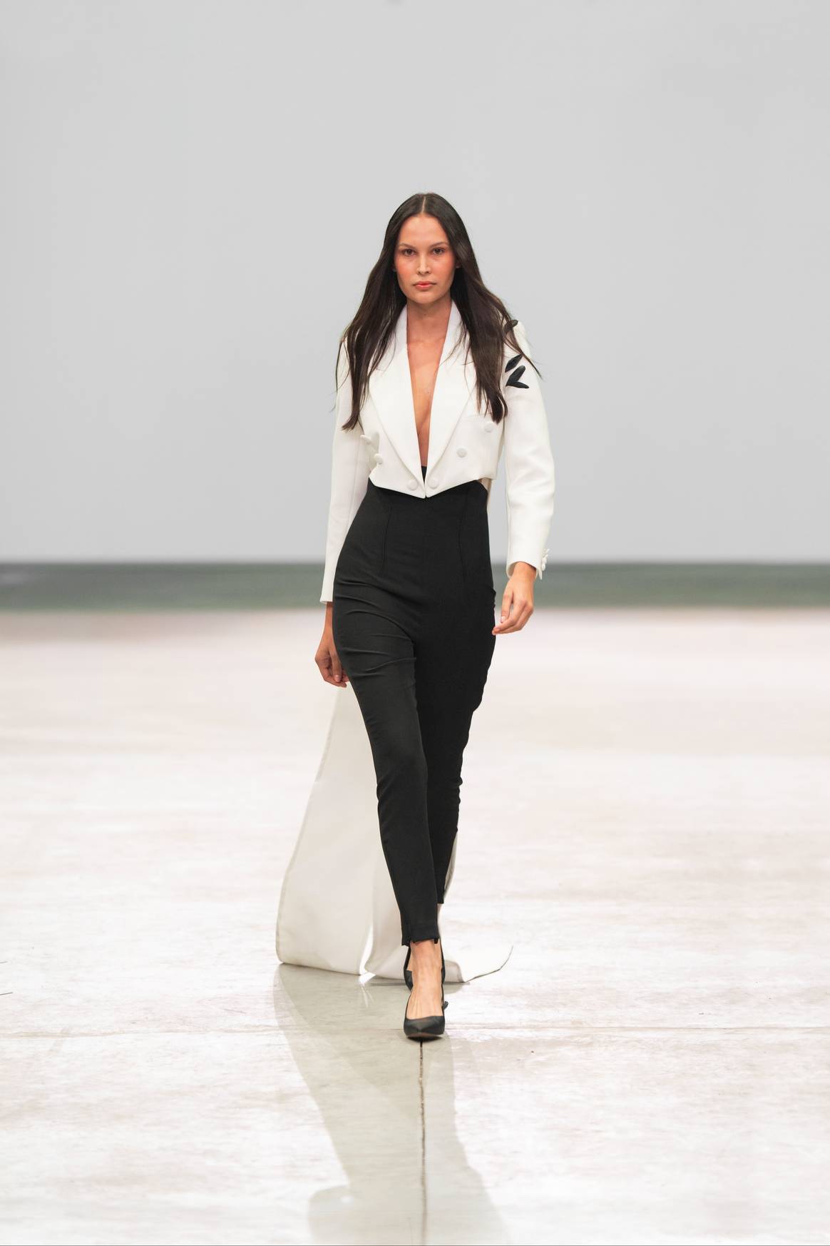 En esta ocasión las prendas de inspiración masculina se reinterpretaron para exaltar el cuerpo femenino.