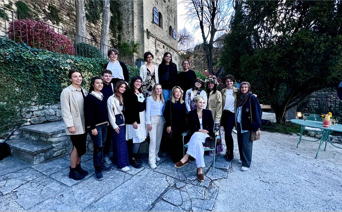 SCAD Lacoste. Paula Wallace surrounded by students. Photo : F Julienne