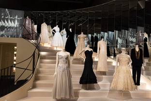 Binnenkijken bij de nieuwe V&A tentoonstelling over Coco Chanel