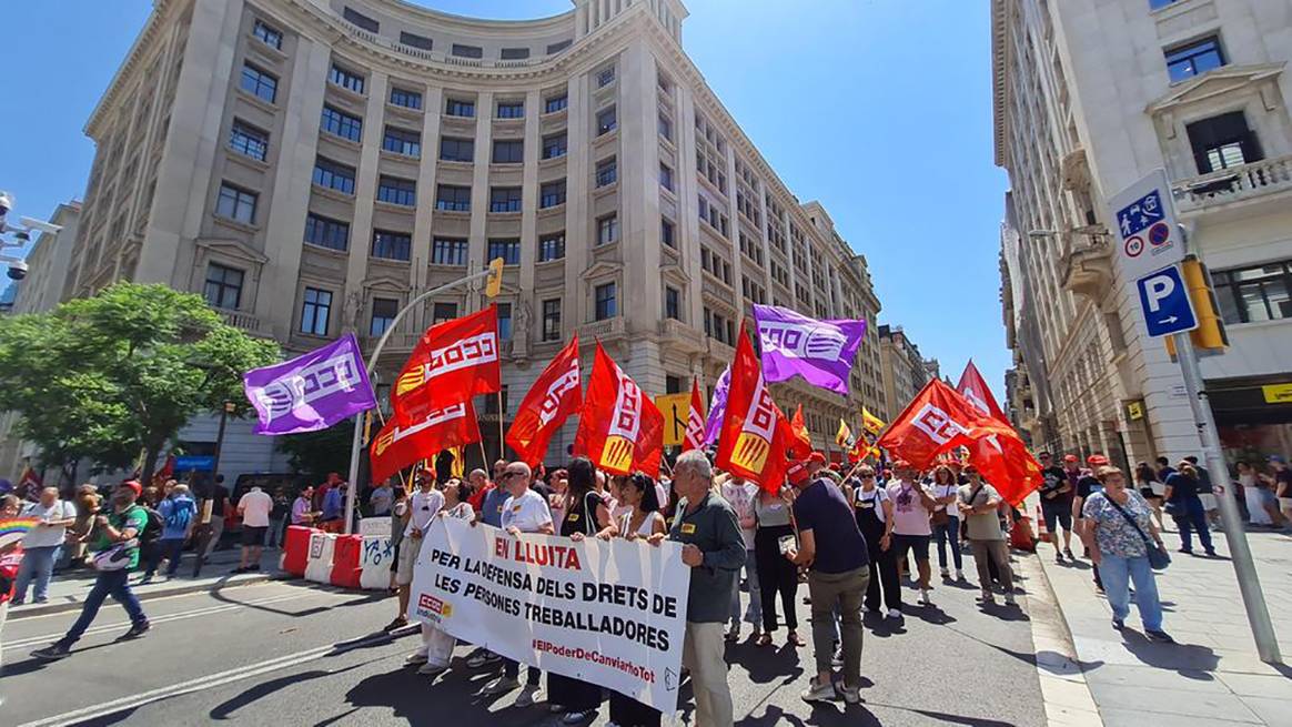 Manifestación de los delegados de CCOO en las industrias del textil, química y cárnica, el lunes 8 de julio de 2024 en Barcelona (España).