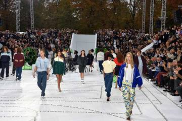 Lacoste repasa su historia en su regreso a París, Margiela da alas a la mujer