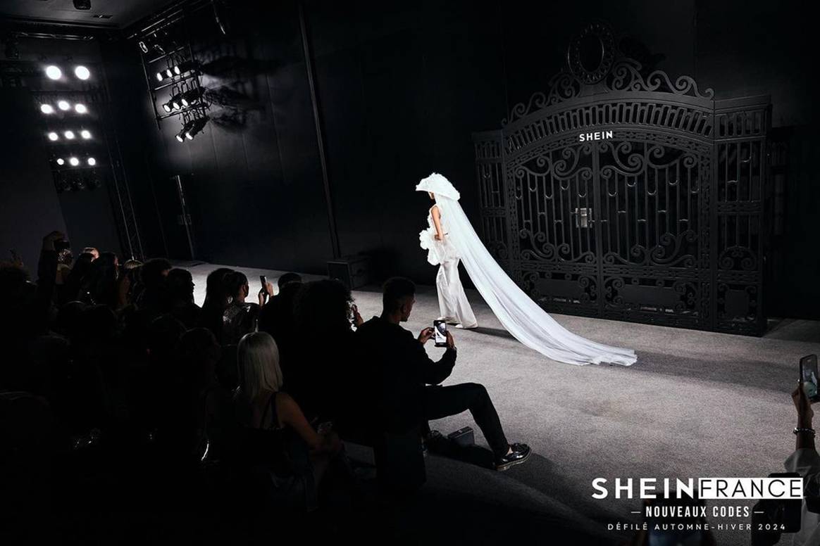 Desfile coral “Nouveaux Codes”, para la temporada Otoño/Invierno de 2024, organizado en París el 12 de septiembre de 2024 por Shein France, como parte del programa de incubación “Shein X” de Shein.