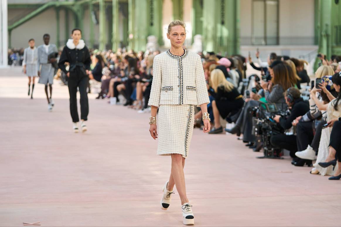 シャネルジャケット、再び脚光を浴びる：そのブームの背景を読み解く