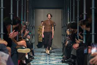  L'homme Prada explore l'élégance "sauvage" et sophistiquée