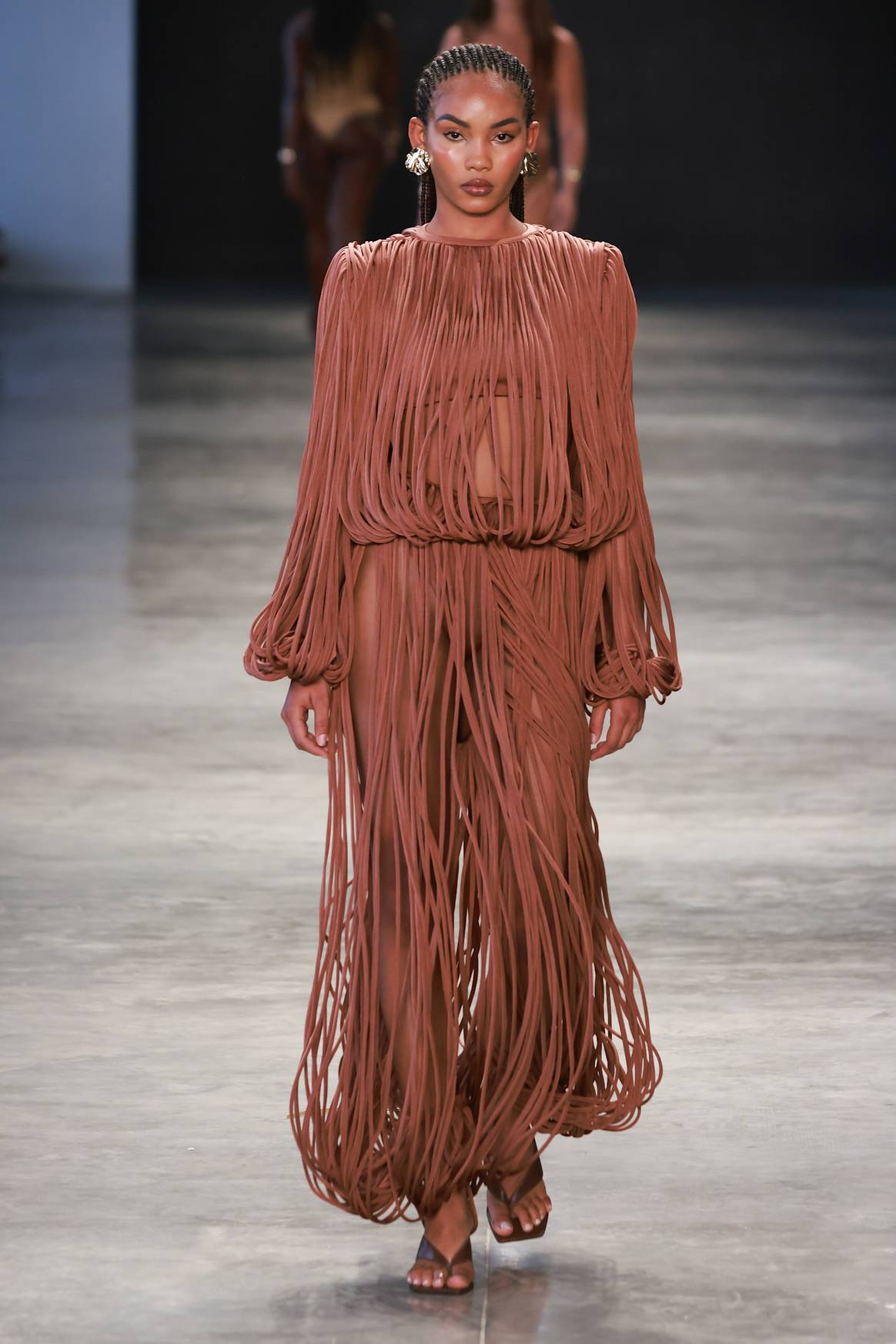 Tiras en rolotês forman el mono de Sau