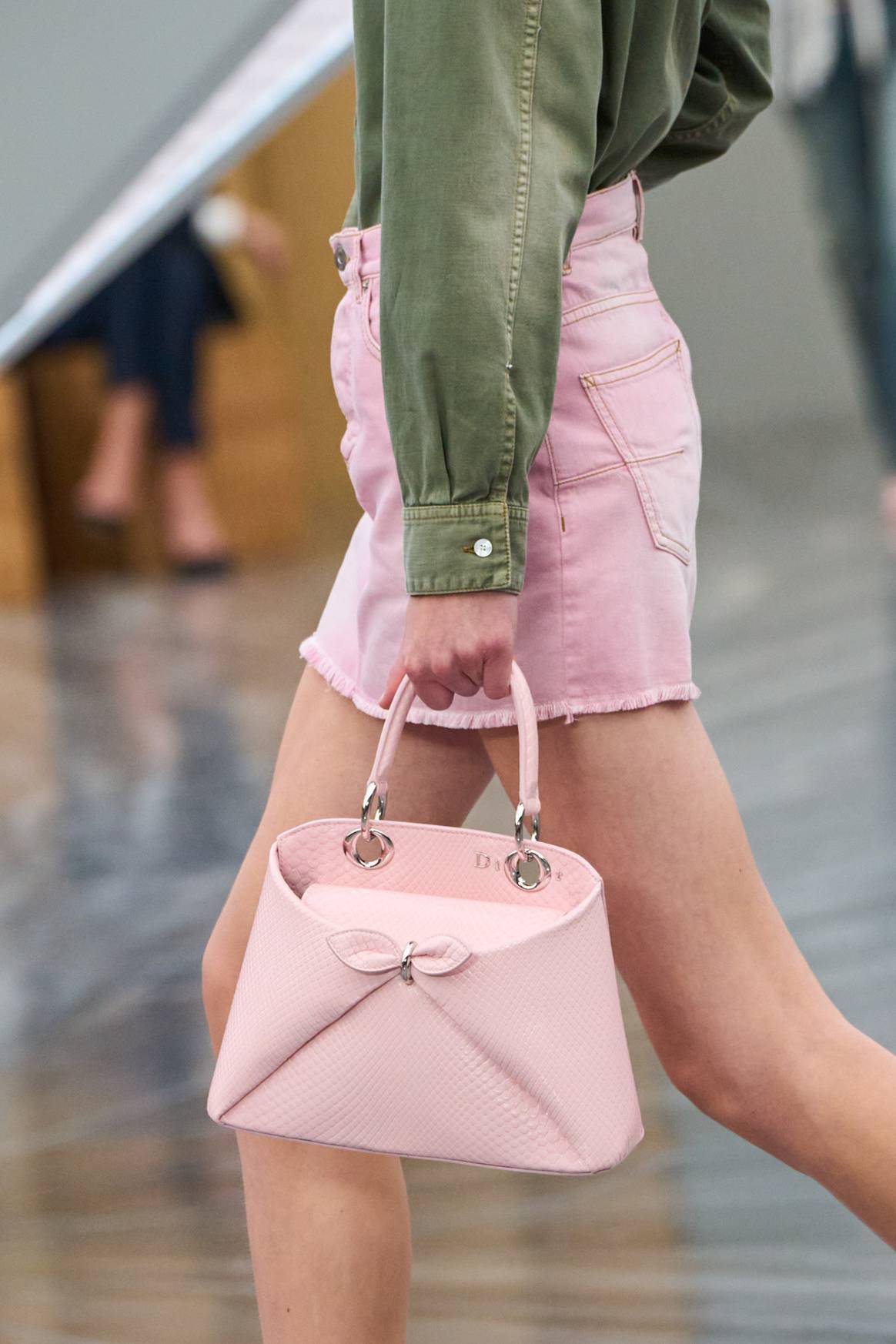 Een van de tassen op de Dior SS26 catwalk.