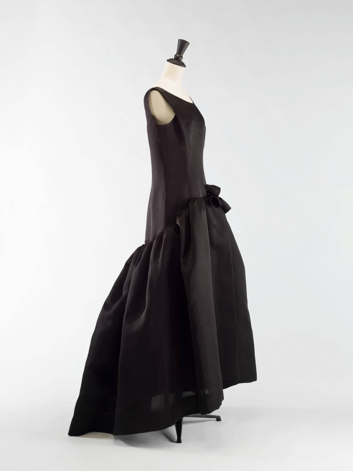 Cristóbal Balenciaga, avondjurk in zwart gazar, winter 1963, Palais Galliera © Julien Vidal / Galliera / Roger-Viollet