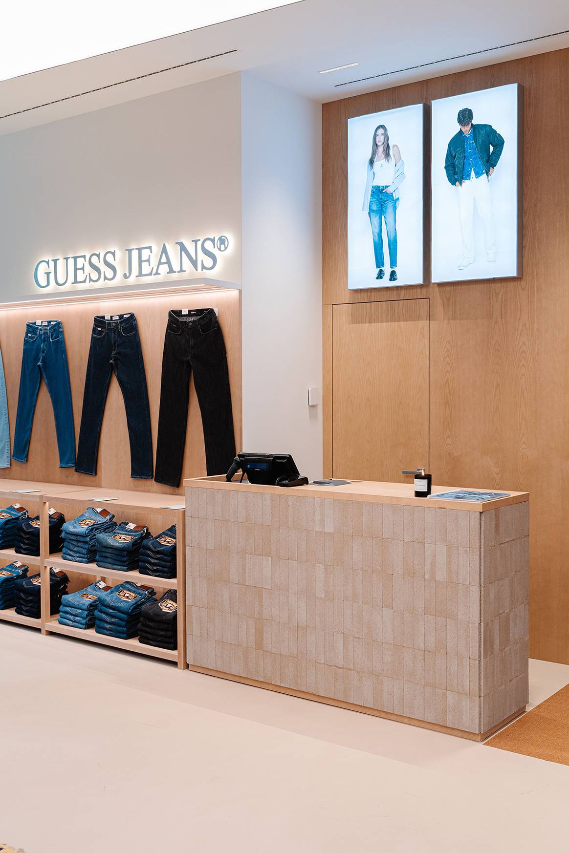 Tienda de Guess Jeans en el número 157 de Kalverstraat, Ámsterdam (Países Bajos).