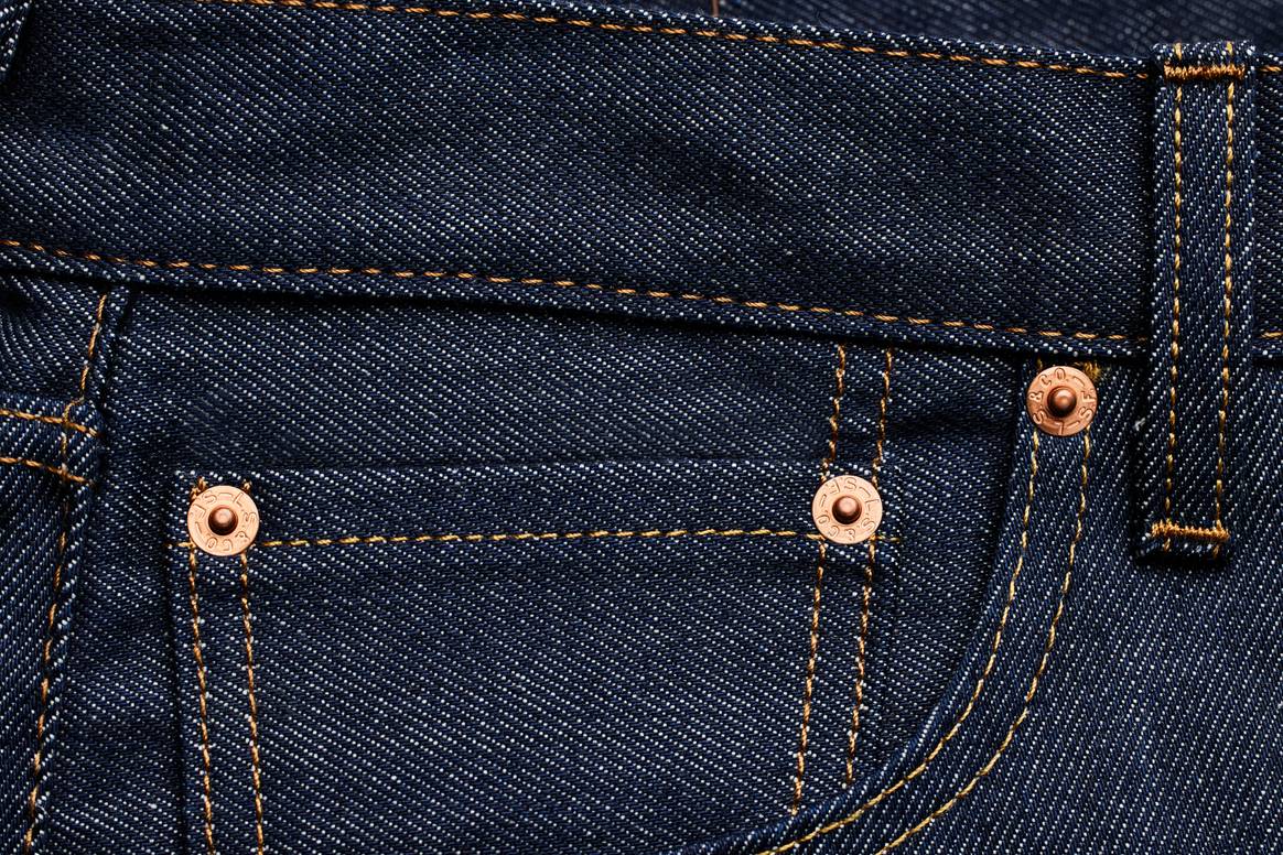 Dieses Bild zeigt eine Münztasche, Nieten und kontrastierende Garne. Bild: Levi's Buy Better, Wear Longer FW2022, über Finally Comunicaciones PR.