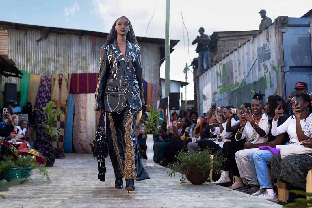 Défilé organisé par des créateurs locaux de Nairobi et spécialisés dans le recyclage de tissus et de vêtements jetés, récupérés dans des marchés de vêtements d'occasion et des décharges à Nairobi.