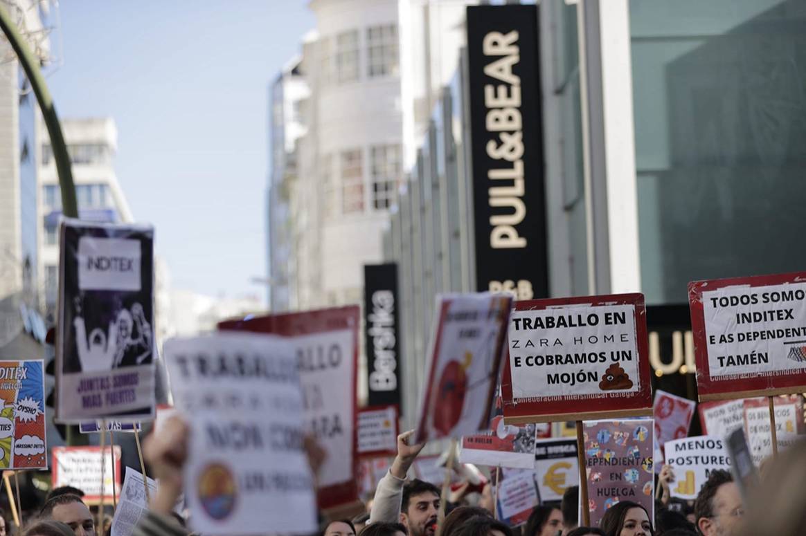 Photo Credits: Movilización en La Coruña (Galicia) de las dependientas y de los trabajadores en tienda de Inditex con motivo de la huelga convocada para los días del 24 y del 25 de noviembre de 2022. CIG, página oficial.