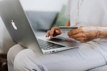 Gli italiani comprano online per non fare la coda alla cassa