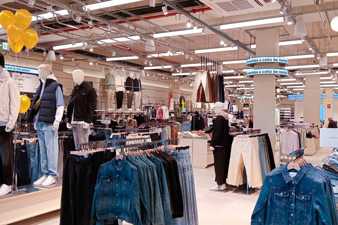 Tienda de Celio, con las colecciones de Celio y de Be Camaïeu, en el centro comercial Gran Jonquera de La Jonquera, Girona (España).