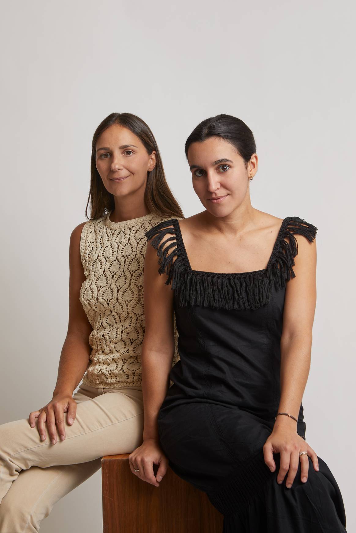 Crédito: Imagen de Eva Dimas, Responsable de Marca (derecha) junto a Victoria Mitjans, Responsable de Diseño (izquierda), por cortesía de Simorra