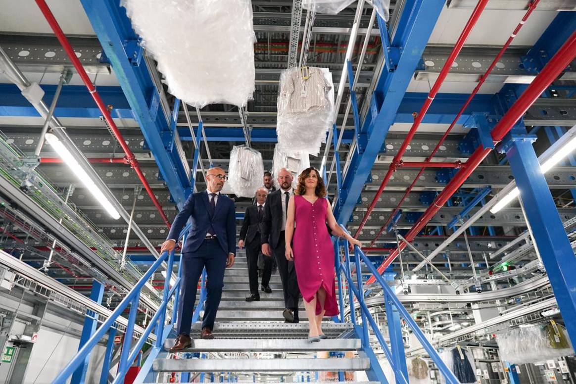 La presidenta de la Comunidad de Madrid, Isabel Díaz Ayuso, durante su visita a la plataforma logística de Inditex en la localidad madrileña de Meco, el 11 de julio de 2024.