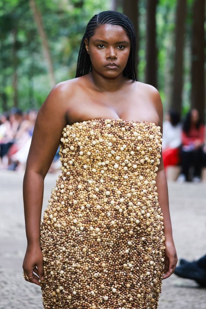 Vestido completamente bordado con cuentas de madera en Flavia Aranha