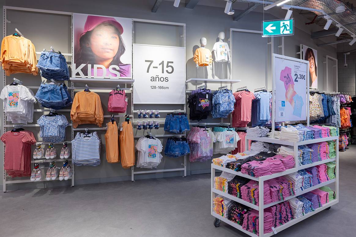 Tienda de Primark en el centro comercial Alcalá Magna de Alcalá de Henares, Madrid (España).