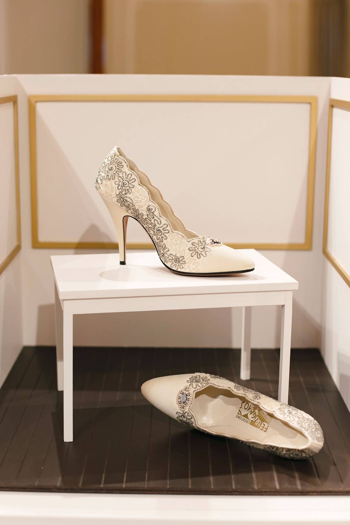 Ferragamo relanza 12 diseños originales creados por su fundador