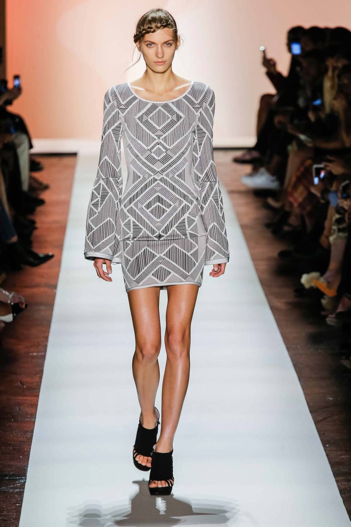 Max Azria, pionero del prêt-à-porter de alta gama y renacedor de Hervé Léger