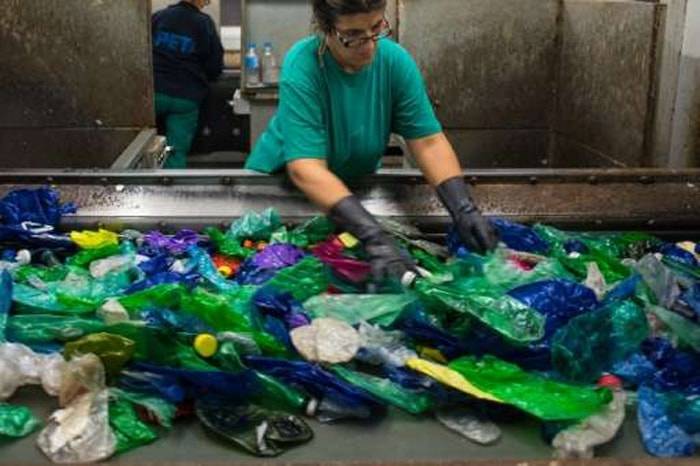 El plástico del Mediterráneo será ropa de moda en 2016