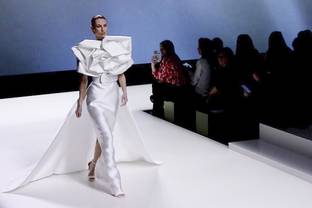 Vídeo: Colección nupcial de Isabel Sanchis 2023 en la BBFW