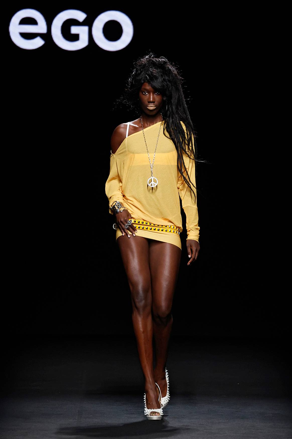 Desfile de Dimoni Studio, con piezas de UNOde50, en el circuito Ego de MBFW Madrid.