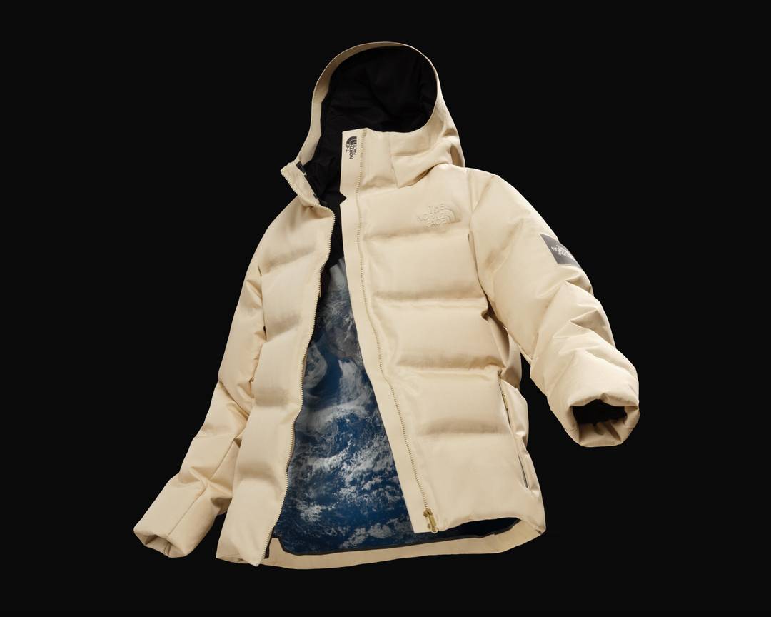 De Moon Parka, ontwikkeld in samenwerking met Goldwin Inc., is 's werelds eerste bovenkledingjas met Brewed Protein-vezels.