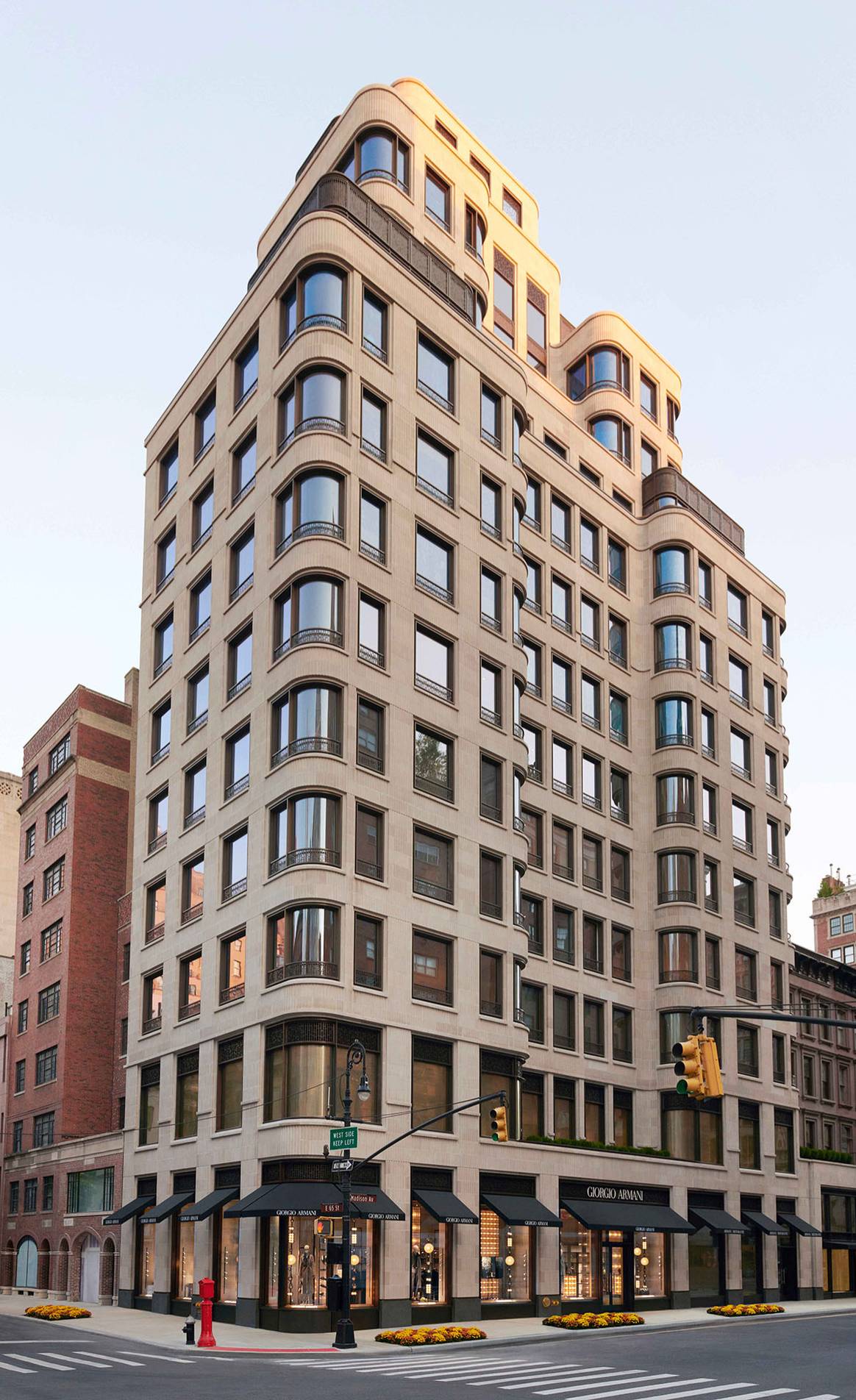 Exterior del nuevo edificio diseñado por Giorgio Armani en la avenida Madison de Nueva York (Estados Unidos).