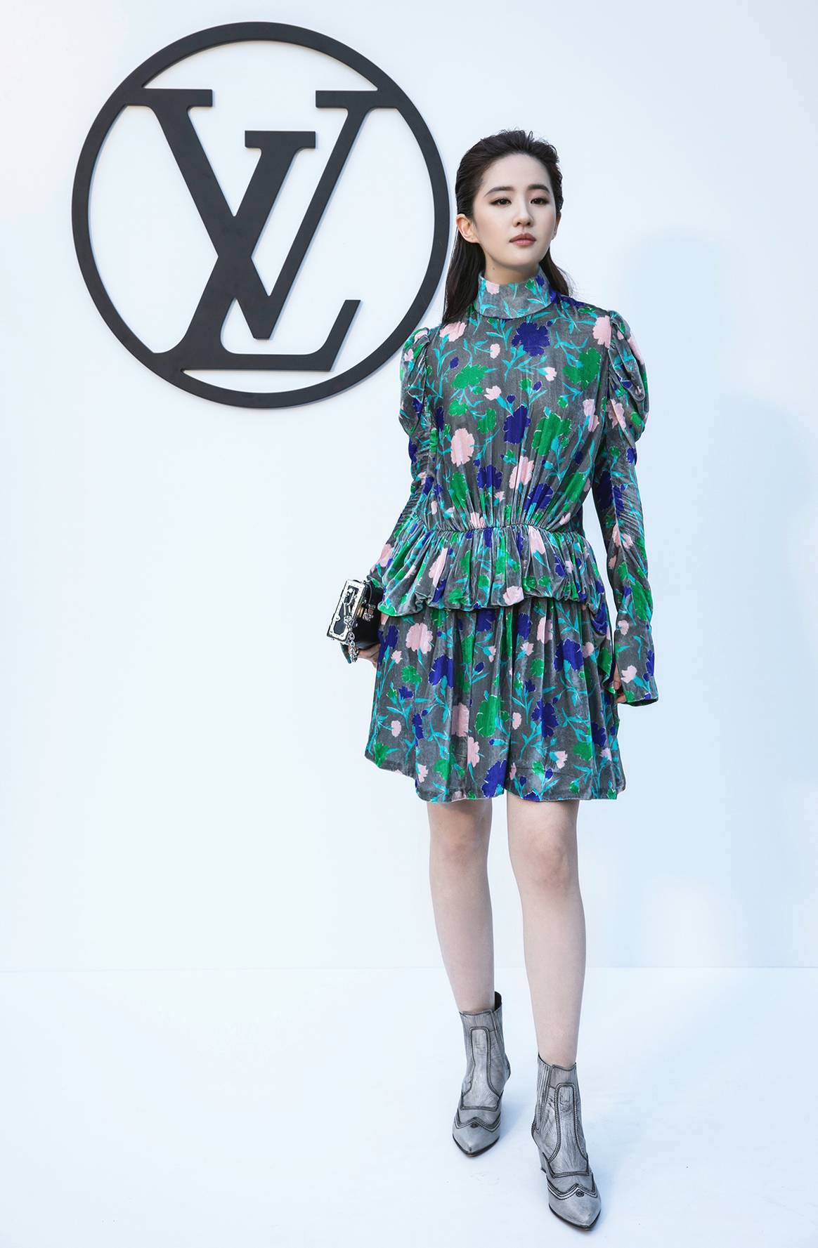 Liu Yifei, a su llegada al desfile de Louis Vuitton en Barcelona.