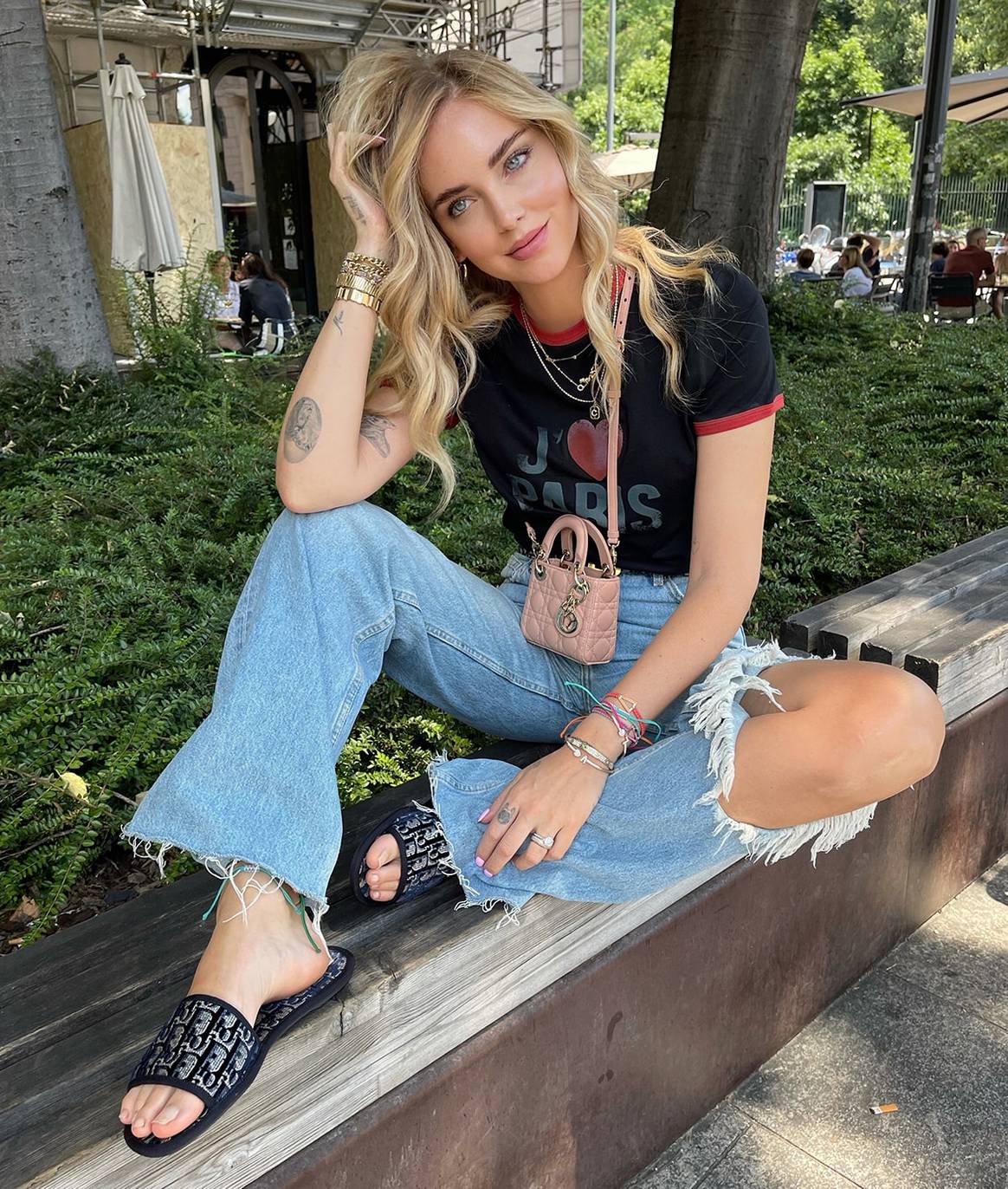 Foto: de Italiaanse ondernemer en influencer Chiara
Ferragni met de Dior VIP Micro-bag. Credit: Valentine Bedel, eigendom
Christian Dior.